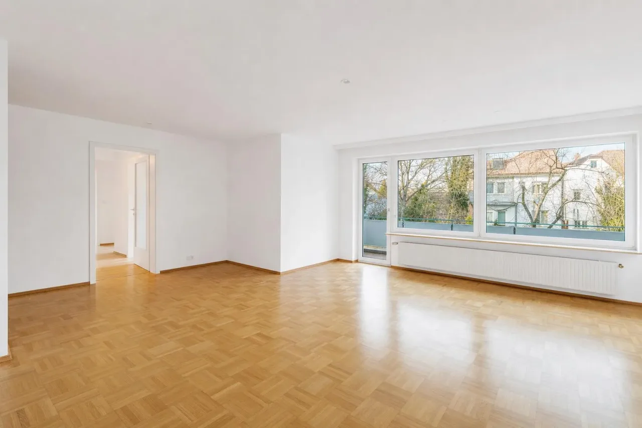Leerer, gepflegter Wohnraum nach einer besenreinen Haushaltsauflösung